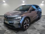 Le nouveau SUV Volkswagen est exposé dans un showroom dont le sol est recouvert d'un motif à carreaux.