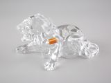 une figurine en verre représentant un chien couché par terre