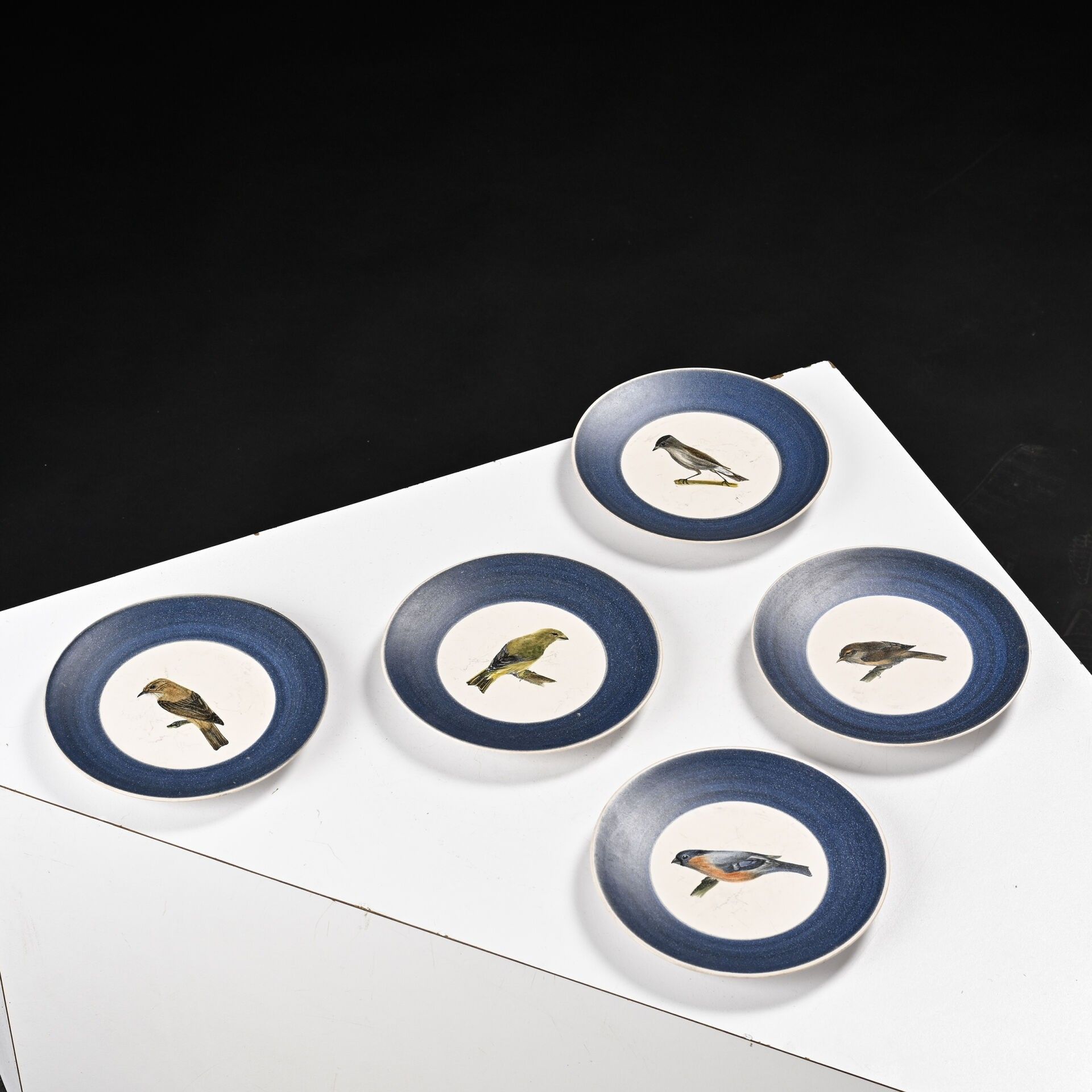Dominique GUILLOT à Vallauris Suite de cinq assiettes à dessert en terre blanche à décor d'oiseaux D: 20 cm Signées a...