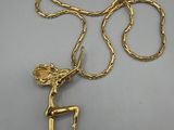 un collier plaqué or représentant une femme tenant une fleur