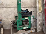 une machine verte qui se trouve dans un garage