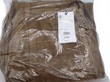 un sac en tissu marron posé sur une surface blanche