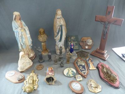 beaucoup d'objets religieux sur la table