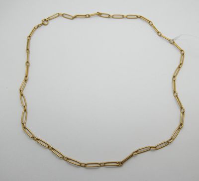 un collier à chaîne en or aux maillons longs