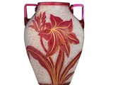un vase blanc orné d'un motif rouge et jaune