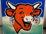 une photo d'une peinture représentant une vache sur la façade d'un immeuble