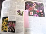un livre ouvert sur lequel figurent des images de fleurs