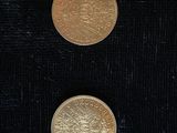 deux pièces d'or reposent sur une surface noire
