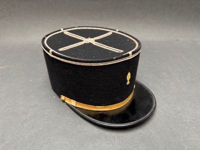 chapeau haut-de-forme noir orné d'une bordure dorée et d'un motif représentant des os croisés