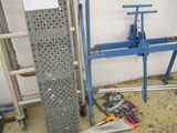 un porte-outils métallique posé à côté d'une échelle