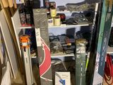 une pile de skis et de bâtons de ski par terre