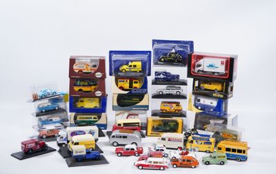de nombreux modèles différents de petites voitures et de camions exposés