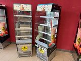trois réfrigérateurs dans un coin du magasin