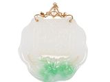 un pendentif en jade blanc et en jade vert, serti dans un cadre en or