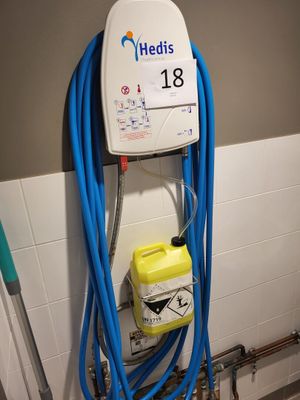 un tuyau bleu raccordé à un chauffe-eau mural