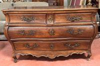 Commode de forme galbée en noyer mouluré, ouvrant par quatre… (photo 3)