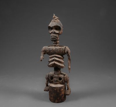 une statue en bois représentant un homme portant un casque sur la tête