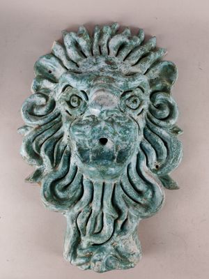 une image représentant une tête de lion sur un mur