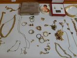 un plateau sur lequel sont disposés de nombreux types de bijoux différents