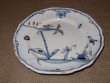 une assiette bleue et blanche ornée d'oiseaux et de fleurs