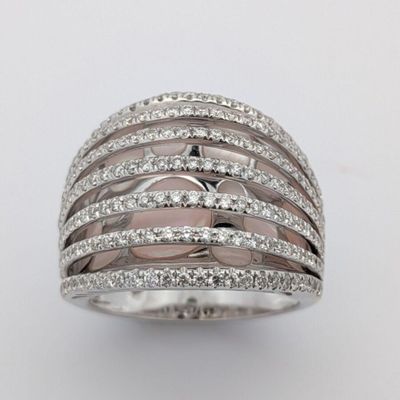 une image d'une bague en diamant sur fond blanc