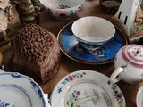 de nombreuses assiettes et bols posés sur une table, avec des figurines