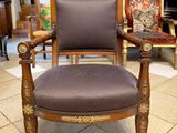 une chaise qui se trouve au milieu d'une pièce