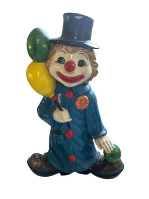 statue d'un clown avec des ballons et un chapeau haut-de-forme sur fond blanc
