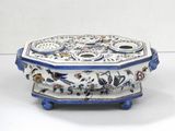 une assiette bleue et blanche ornée d'un motif représentant un oiseau