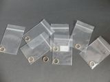 plusieurs morceaux de sacs en plastique transparent munis d'anneaux dorés