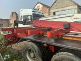 un camion équipé d'une grue à l'arrière