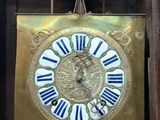une horloge en or avec des chiffres romains bleus et blancs