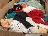 un carton rempli de vêtements dans un magasin