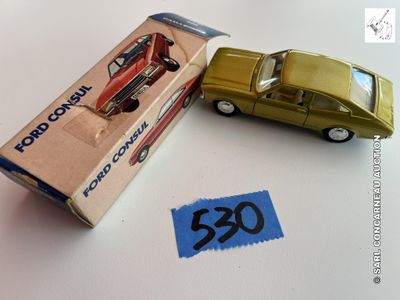 une petite voiture posée à côté d'une boîte en carton