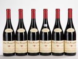 six bouteilles de vin rouge sont alignées