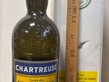 une bouteille de vin posée à côté d'une règle sur une table