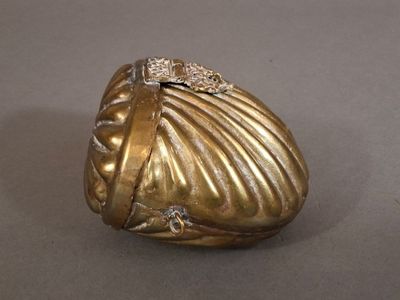 Boite en métal à décor de coquilles, le fermoir ajouré feuil…