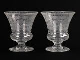 une paire de verres à pied en verre transparent posés sur une surface noire