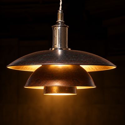 une lumière allumée dans une pièce