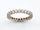 une bague d'éternité en or blanc et diamants