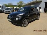 une photo d'une Nissan Juke noire garée sur un parking