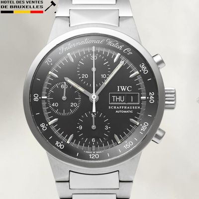 gros plan d'une montre-bracelet avec un cadran noir