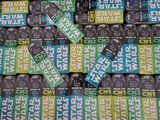 beaucoup de skateboards empilés les uns sur les autres