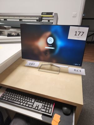 un ordinateur sur un bureau avec un clavier et une souris