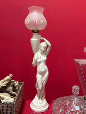 une lampe posée sur une table à côté d'autres objets