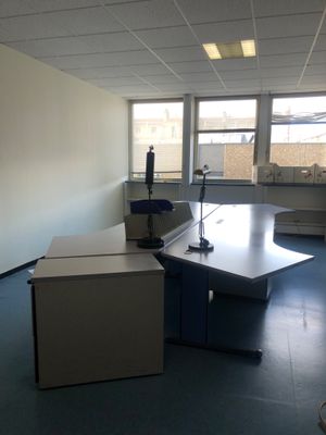 un bureau et une chaise dans une pièce vide
