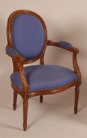 Paire de fauteuils en bois naturel mouluré et sculpté, à dos… (photo 3)