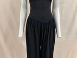 Le mannequin porte un haut et un pantalon noirs.
