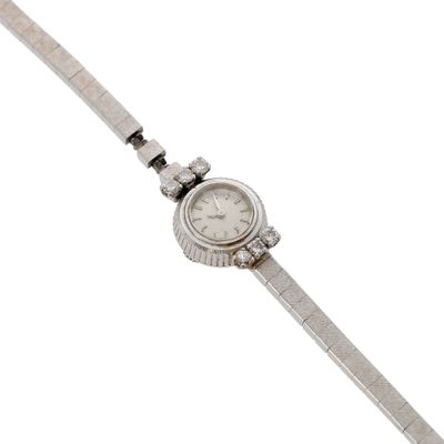 une photo d'une montre-bracelet dont la lunette est sertie de diamants