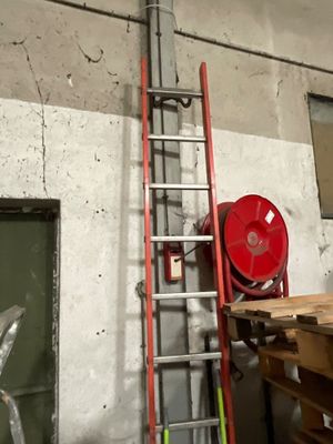une borne d'incendie rouge à côté d'une autre borne d'incendie rouge